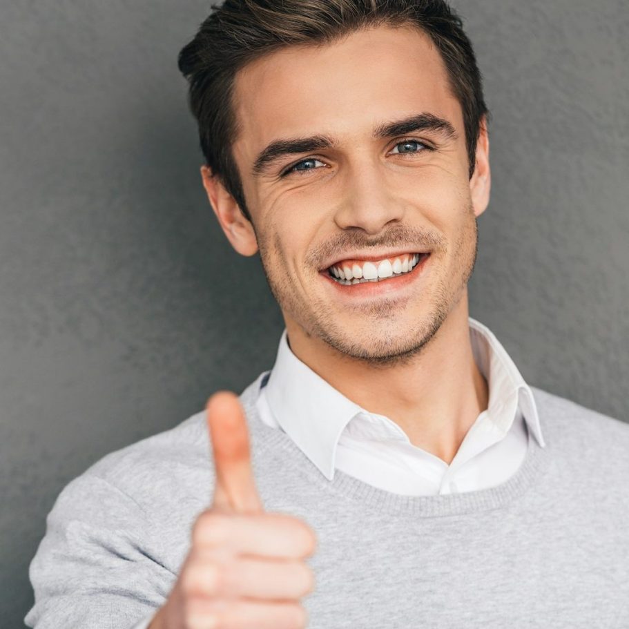 Kundenzufriedenheit an oberster Stelle – lächelnder Mann zeigt Daumen hoch