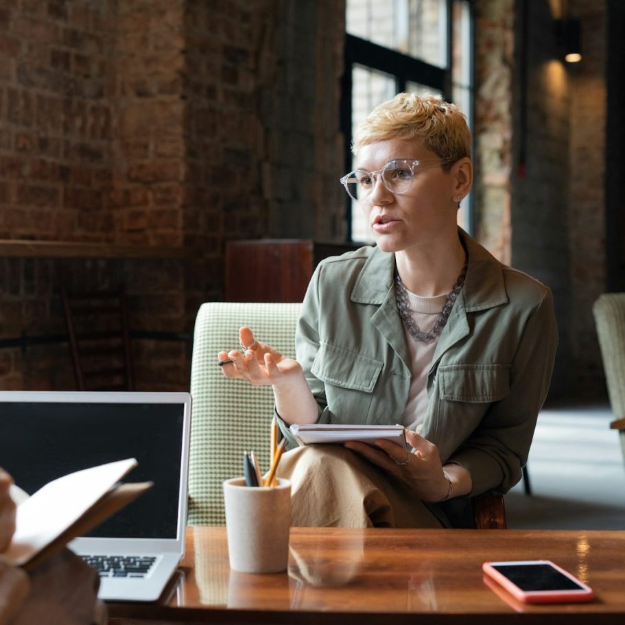 Individuelle Immobilienberatung – persönliche Betreuung durch Immobilienexpertin im Gespräch mit Tablet und Notizen